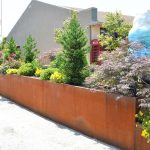 Corten fence along this driveway makes for a beautiful property boundry Corten fence along driveway